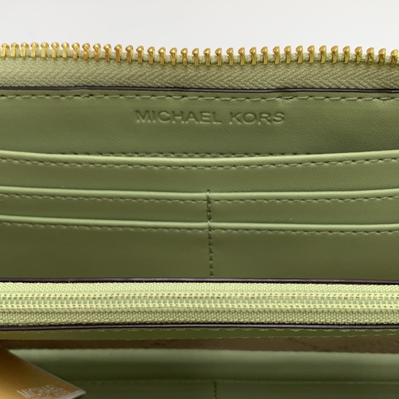 MICHAEL KORS JET SET TRAVEL LARGE THREE QUARTER ZIP WALLET LIGHT SAGE MULTI - Picture 7 of 16